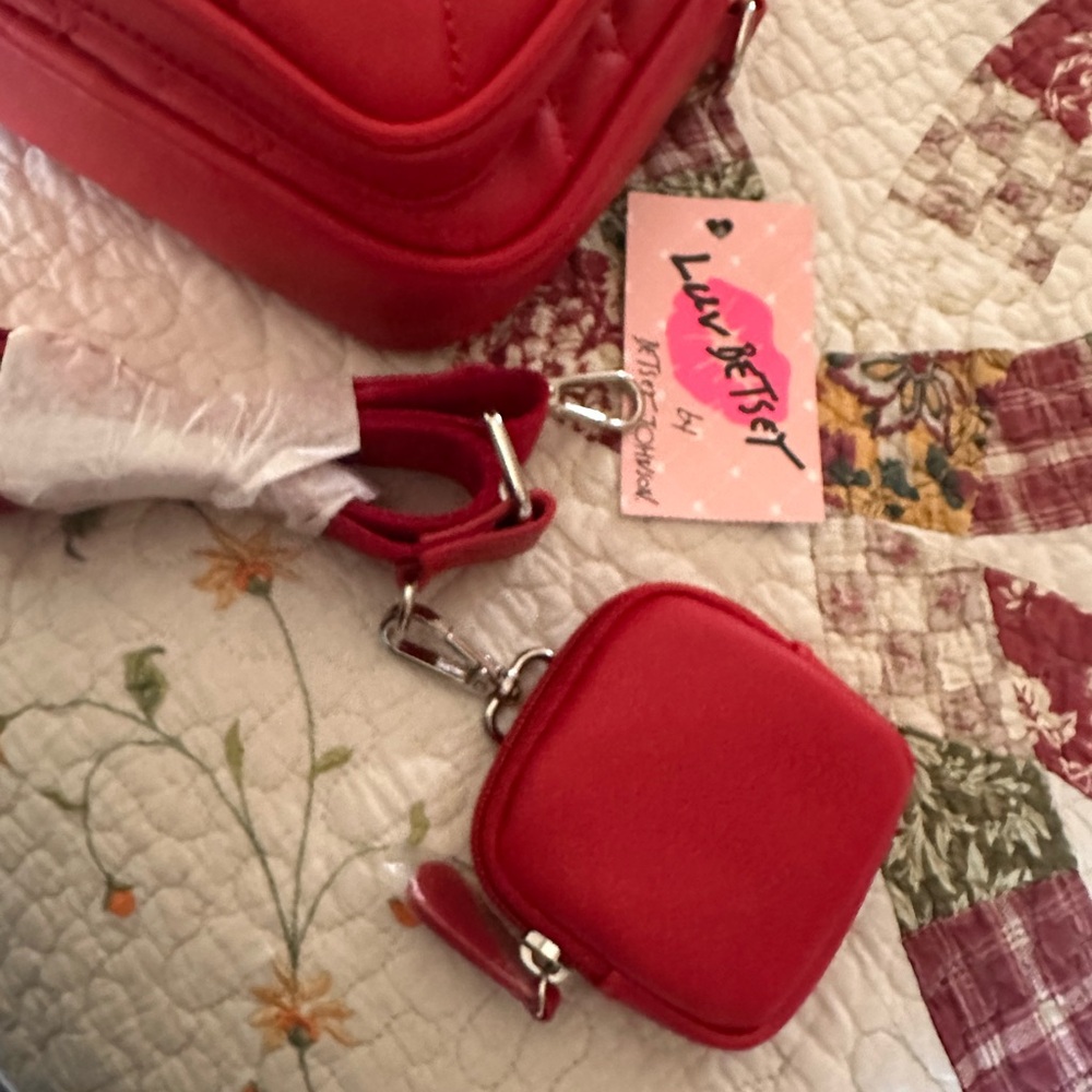 NWT Betsy Johnson Red Heart Quilted Crossbody Bag - Picture 4 of 9